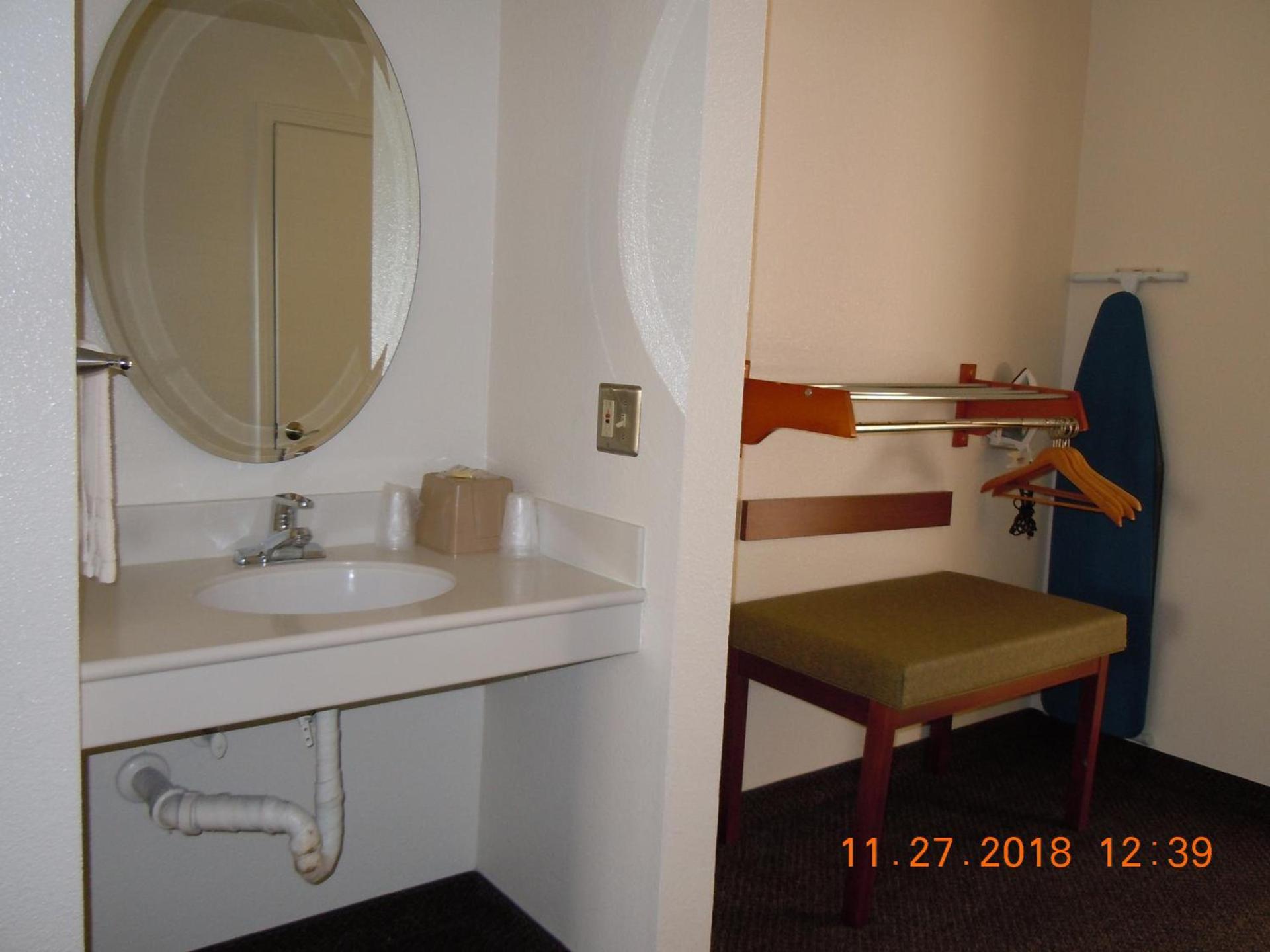 Airport Inn photo 37