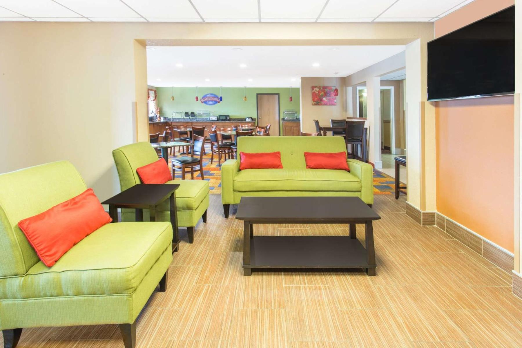 Baymont by Wyndham Waukesha photo 16