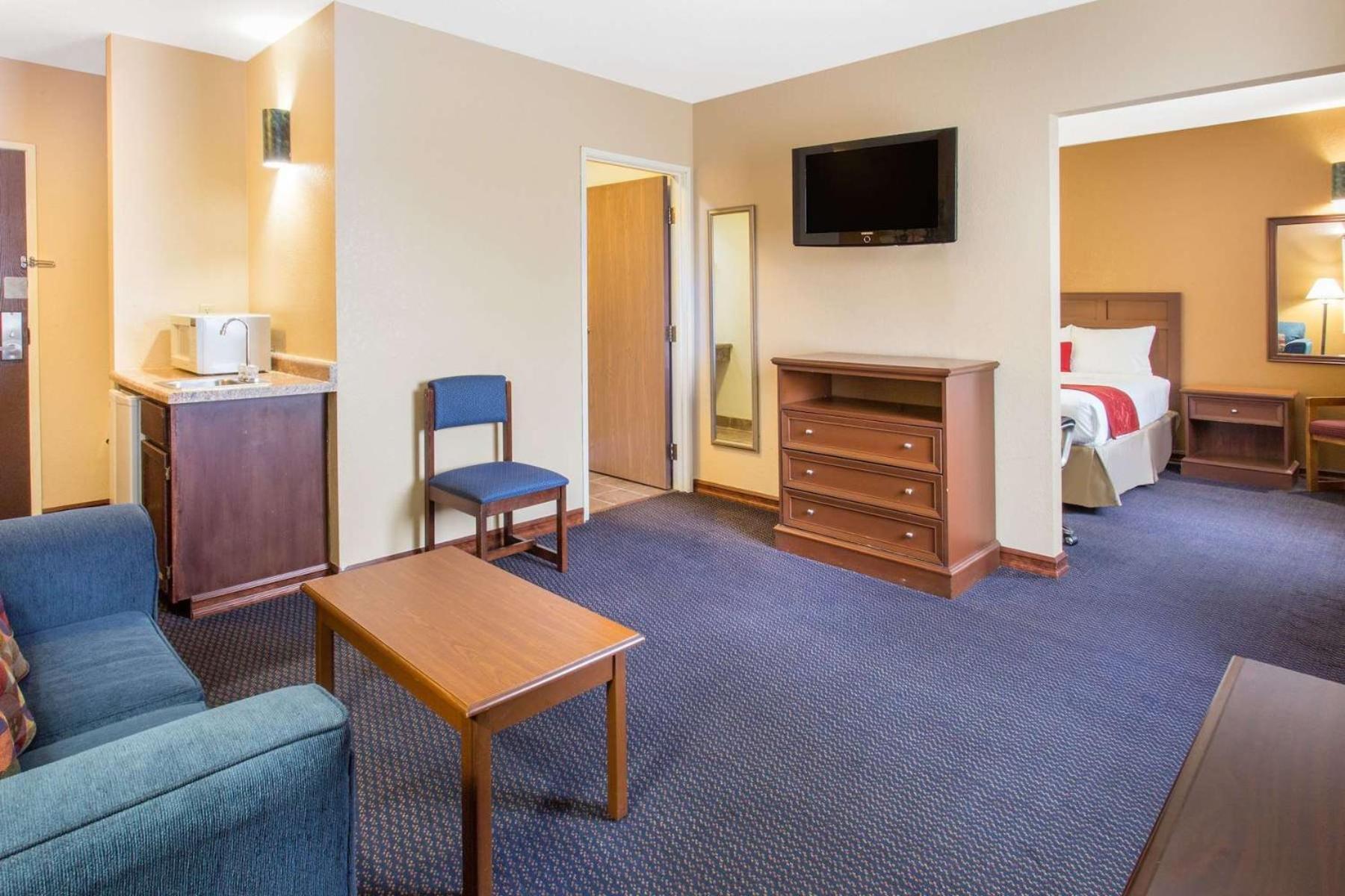 Baymont by Wyndham Waukesha photo 23