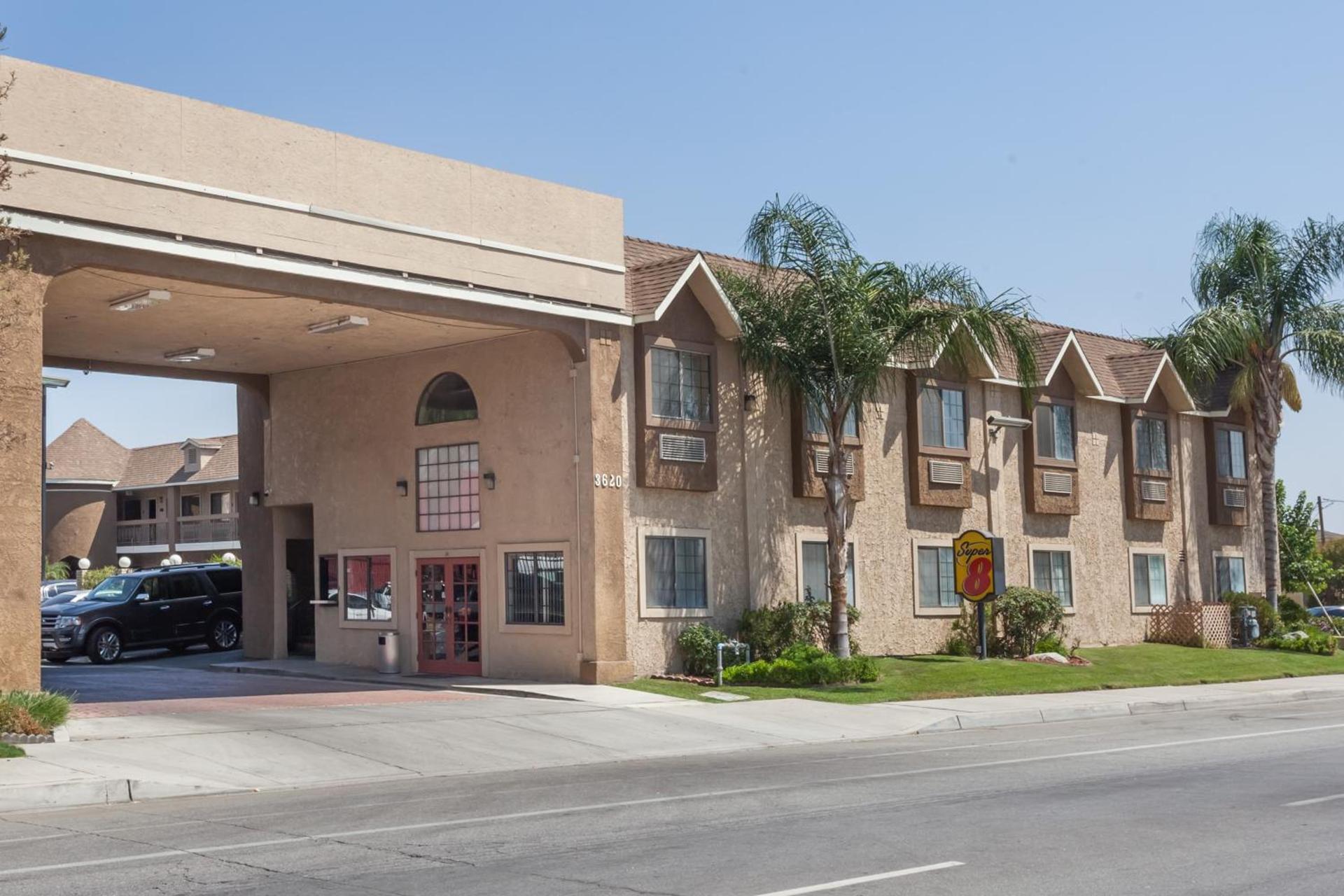 Super 8 by Wyndham Bakersfield South CA photo 21
