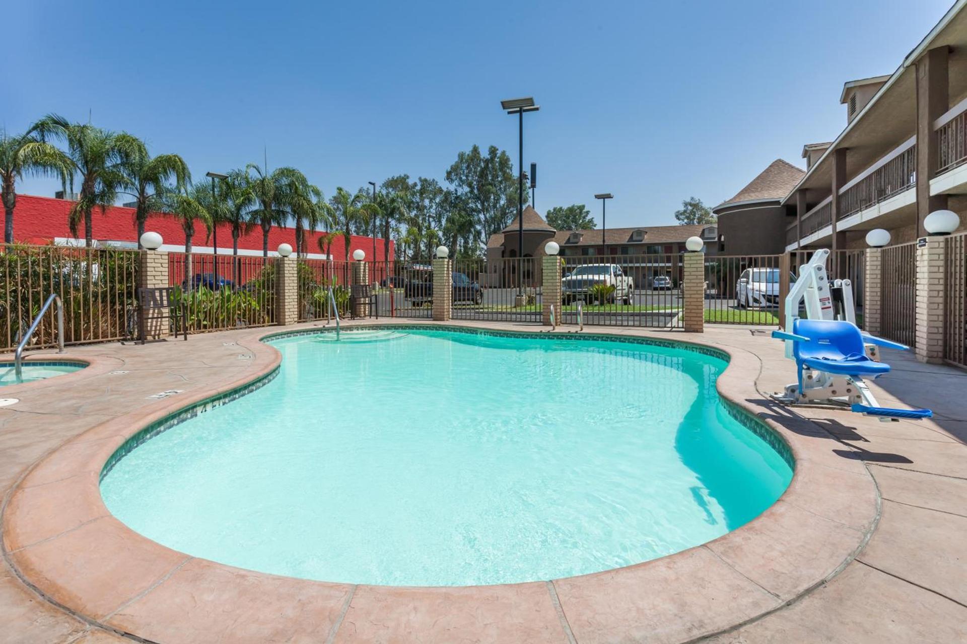Super 8 by Wyndham Bakersfield South CA photo 24