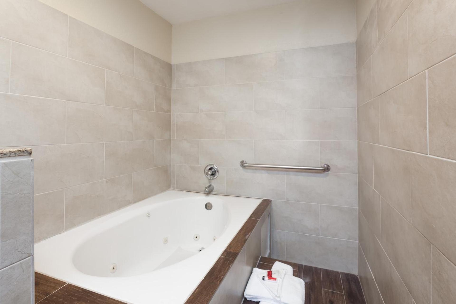 Super 8 by Wyndham Bakersfield South CA photo 23