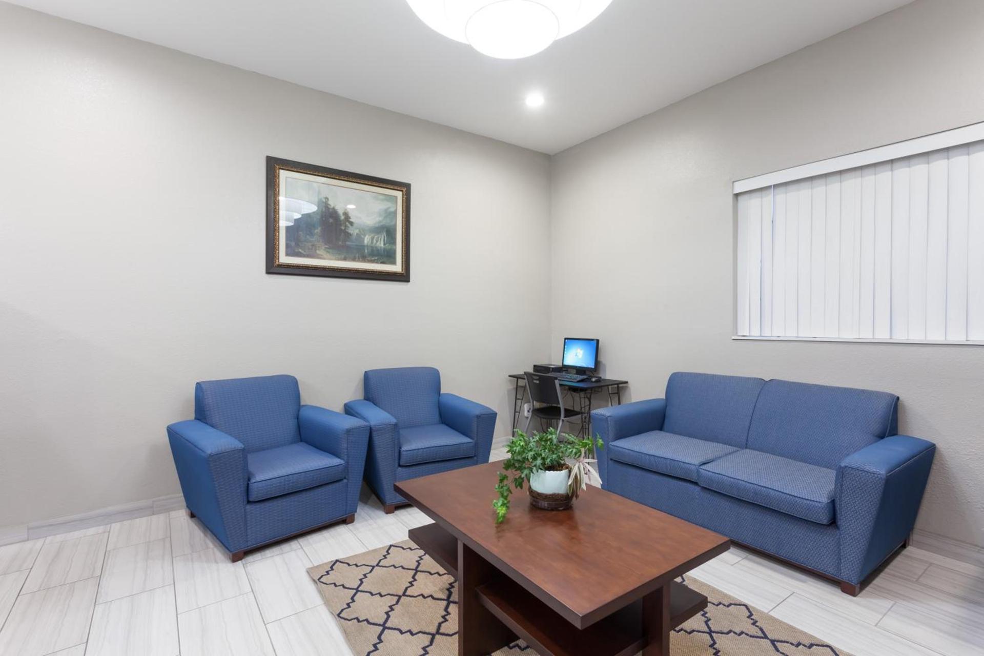 Super 8 by Wyndham Bakersfield South CA photo 22