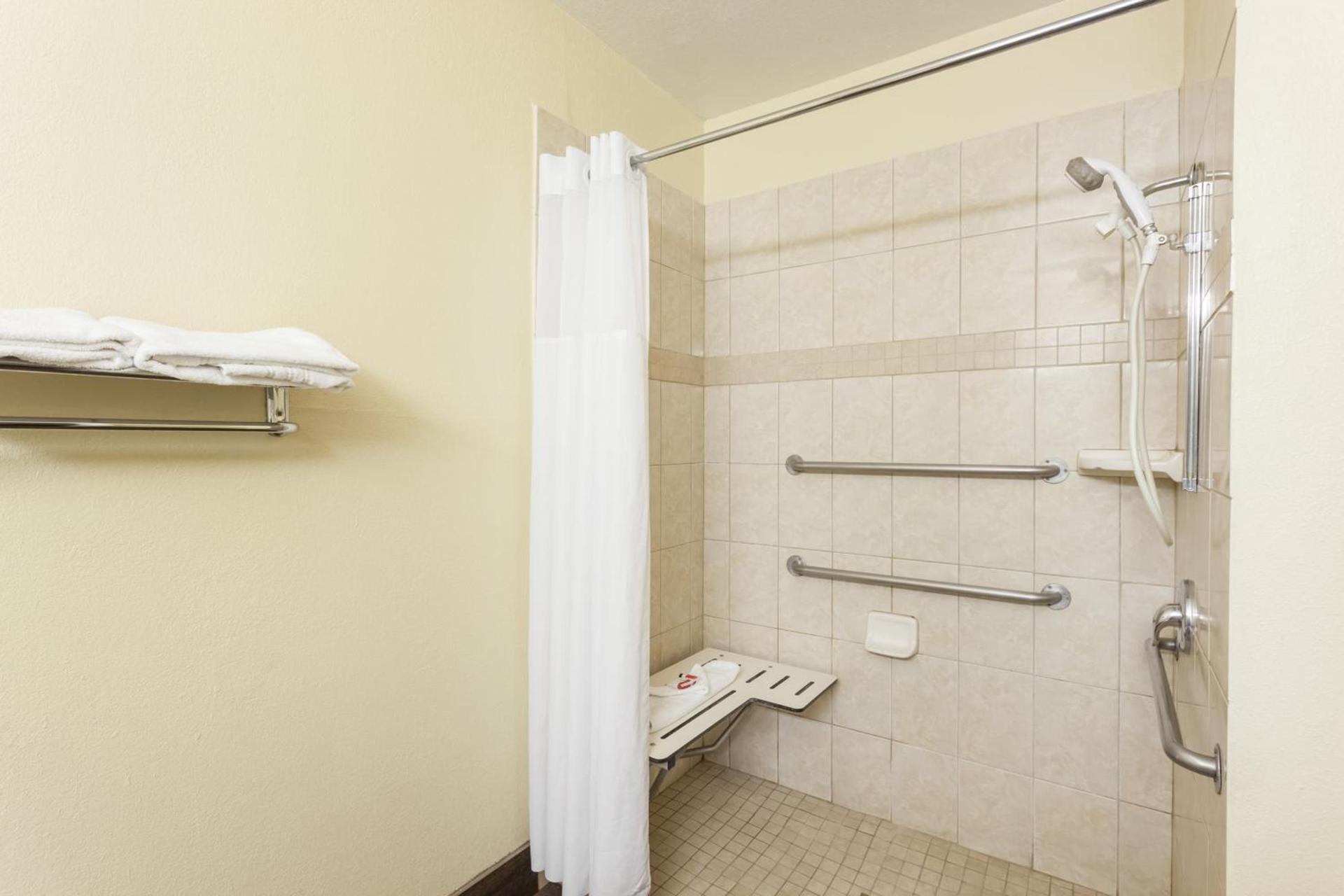 Super 8 by Wyndham Bakersfield South CA photo 19