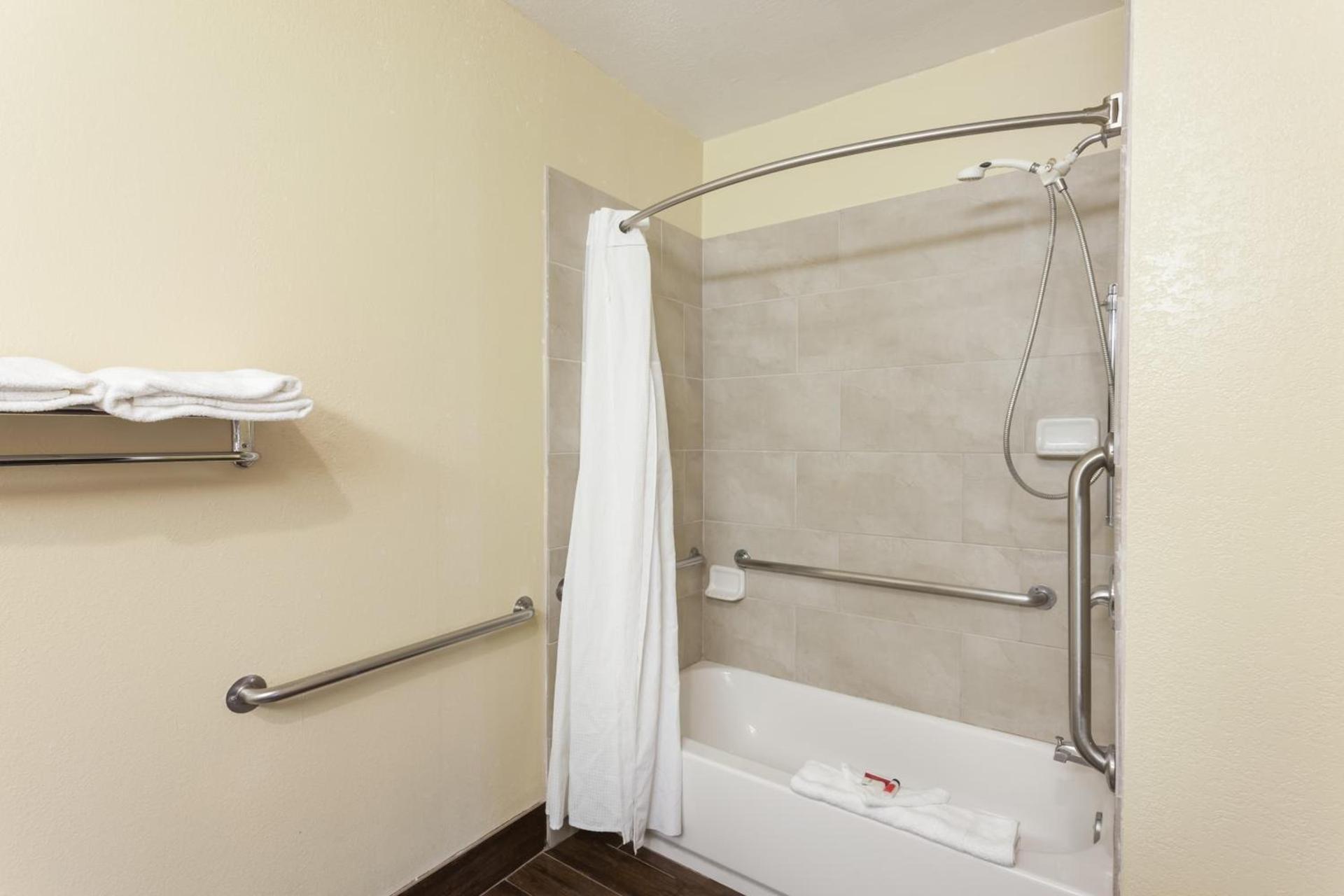 Super 8 by Wyndham Bakersfield South CA photo 27