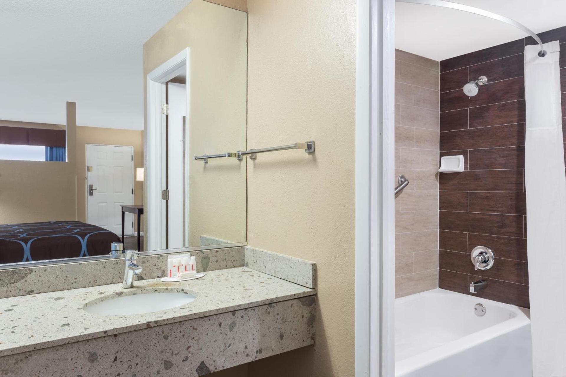 Super 8 by Wyndham Ellenton Bradenton Area photo 38