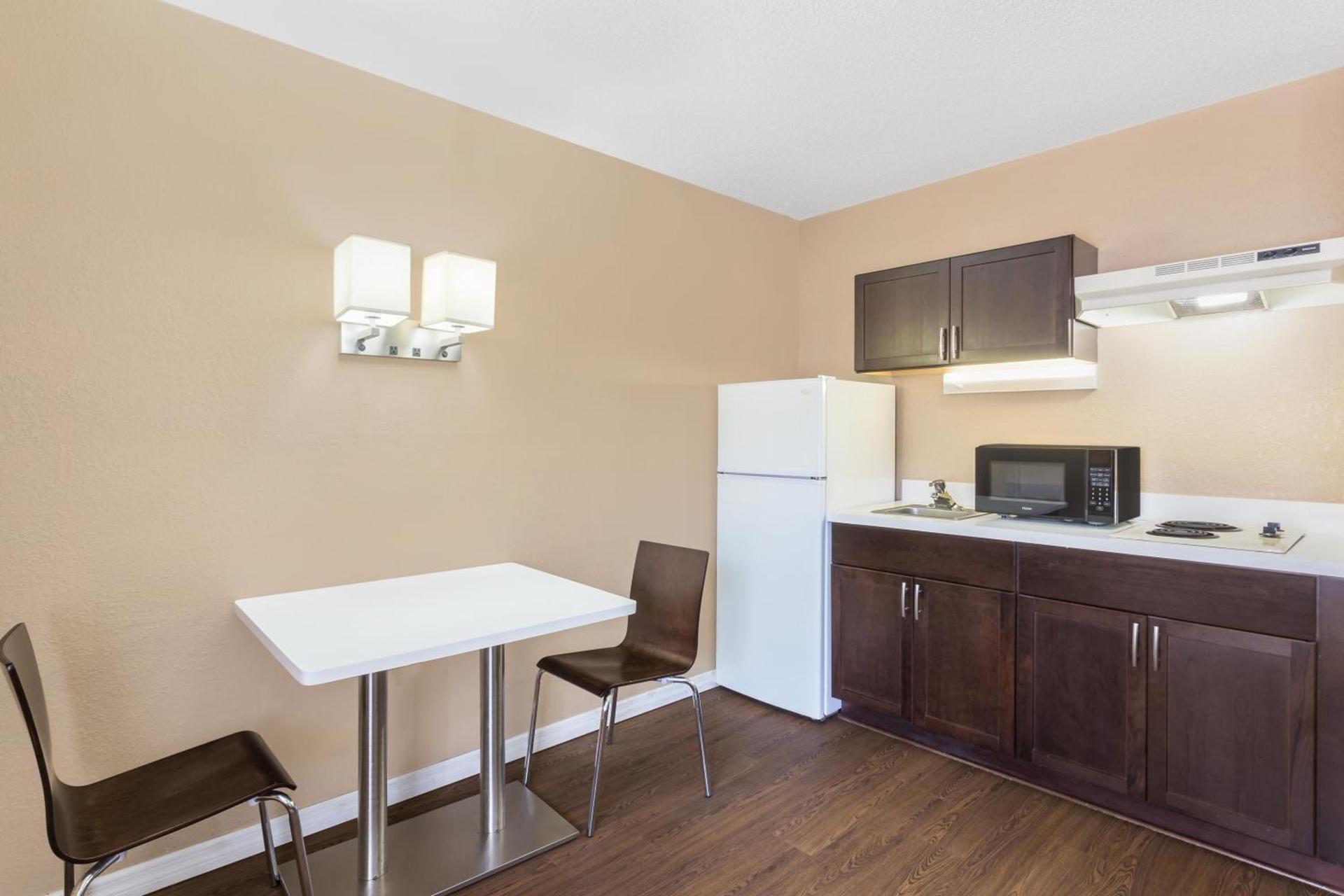 Super 8 by Wyndham Ellenton Bradenton Area photo 34