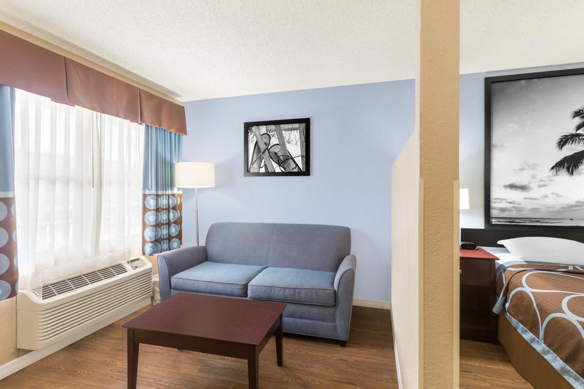 Super 8 by Wyndham Ellenton Bradenton Area photo 27