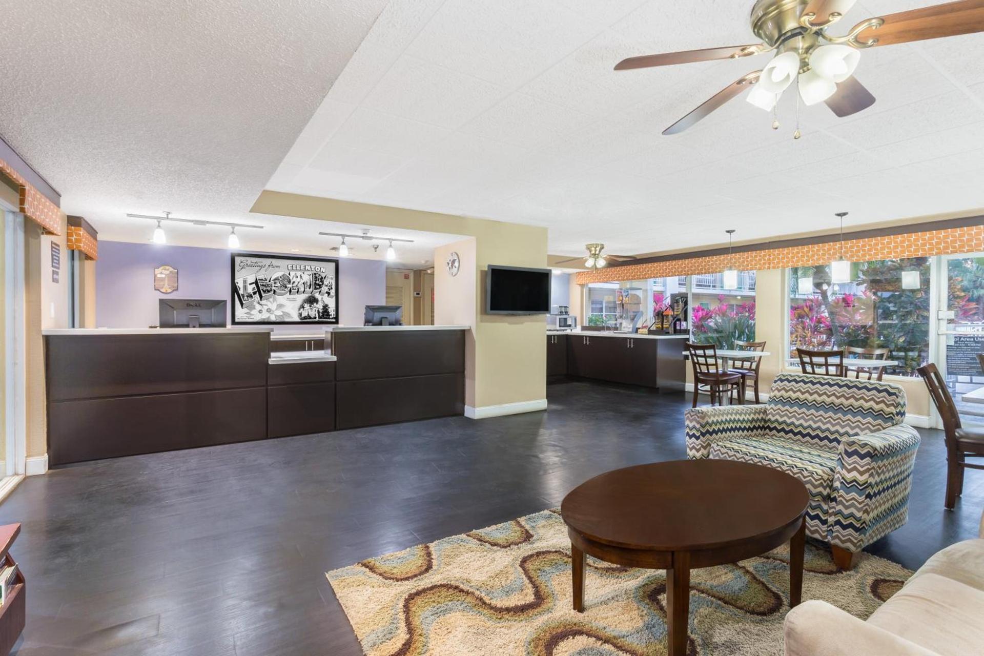 Super 8 by Wyndham Ellenton Bradenton Area photo 19