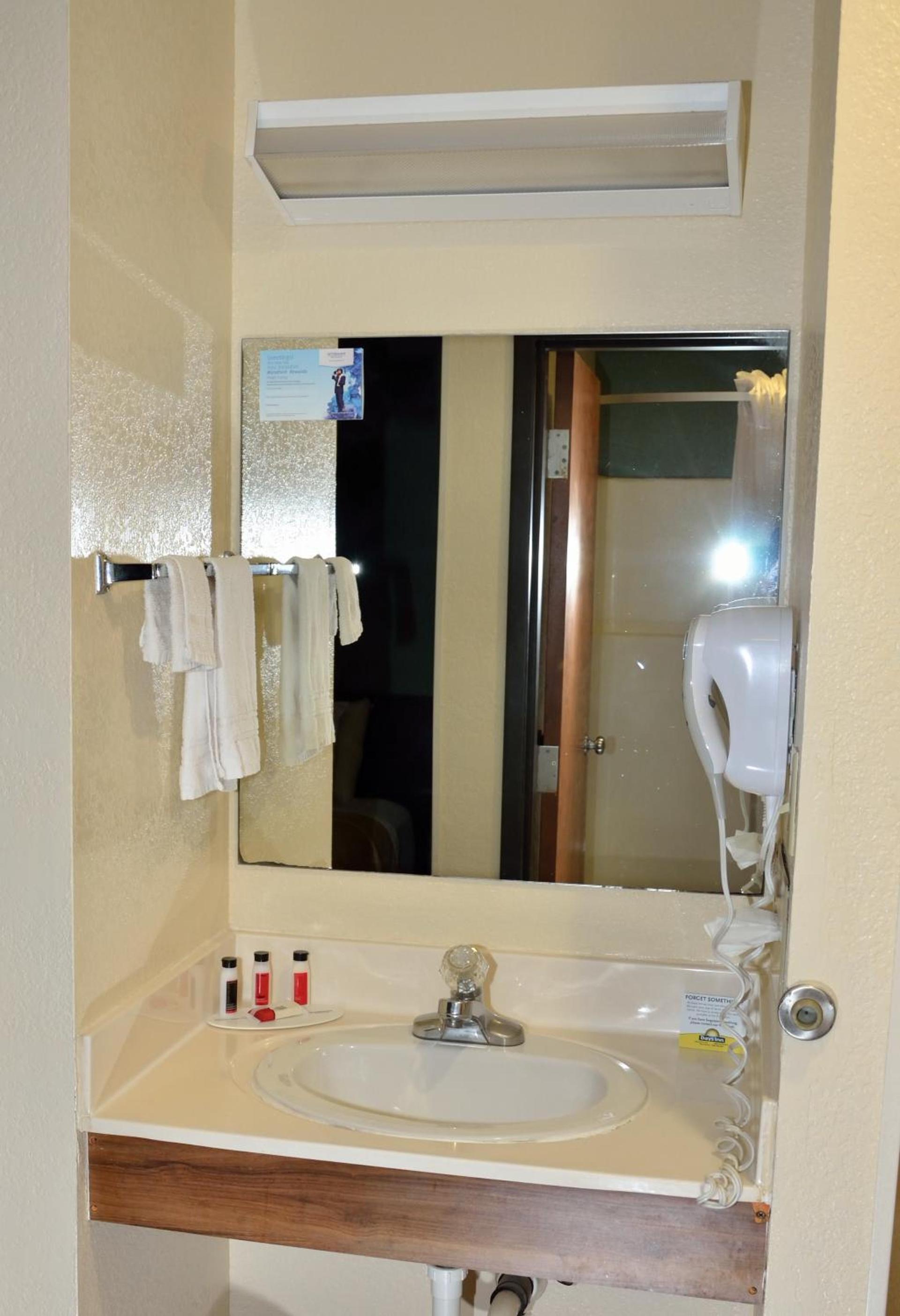 Days Inn by Wyndham Glasgow photo 39