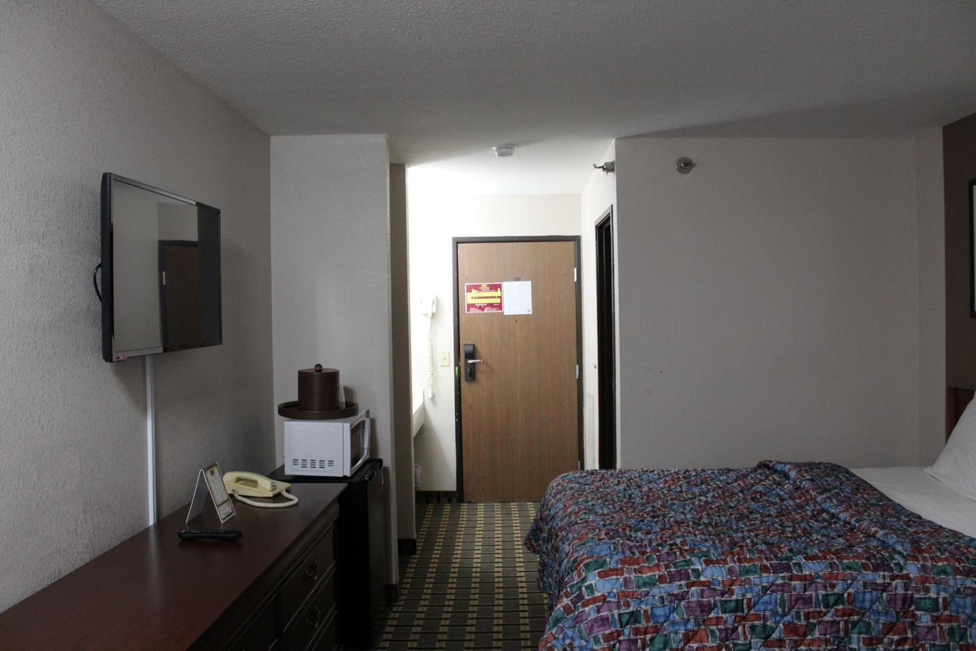 Coratel Inn and Suites Maple Grove photo 17