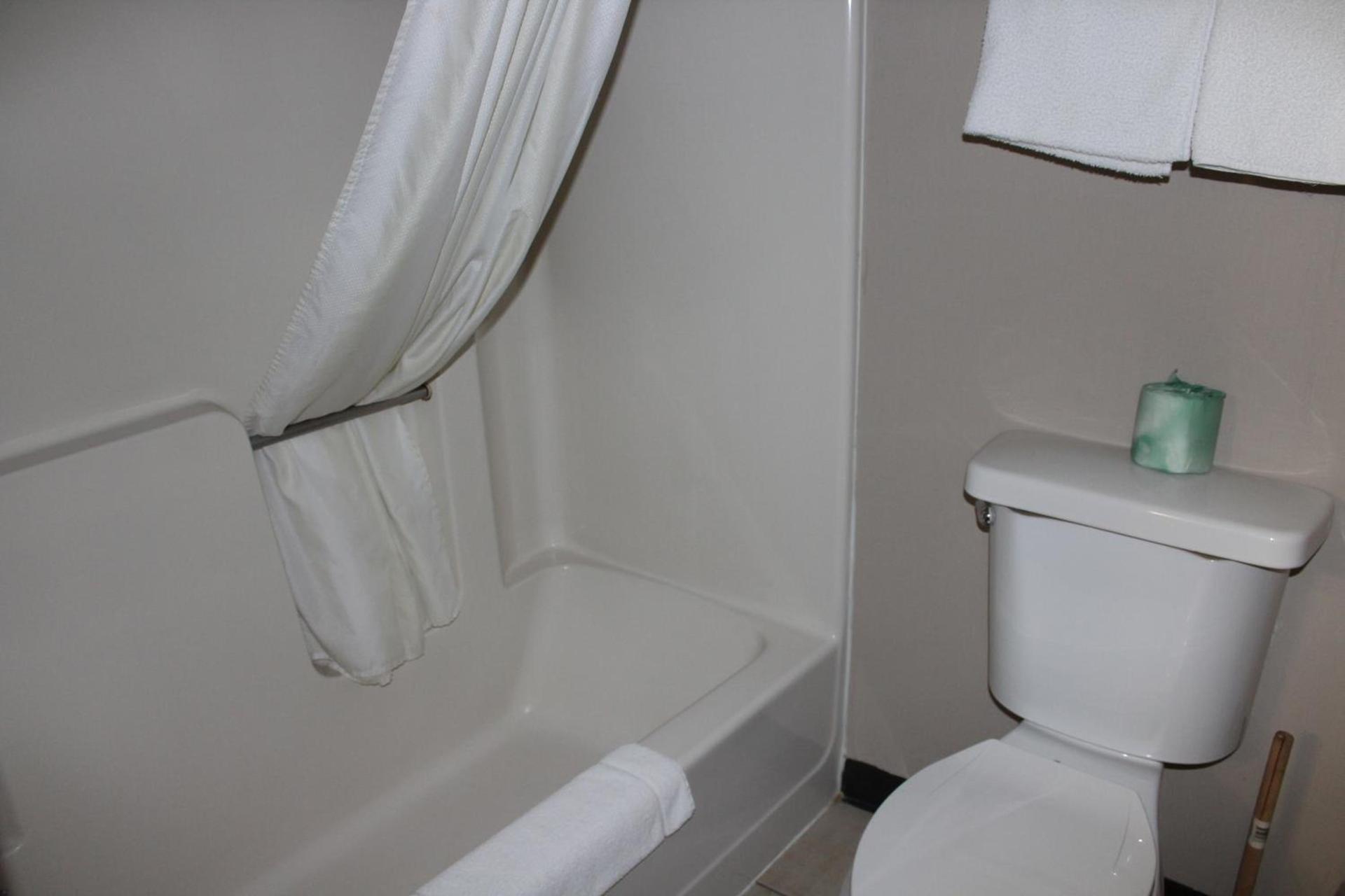 Coratel Inn and Suites Maple Grove photo 4