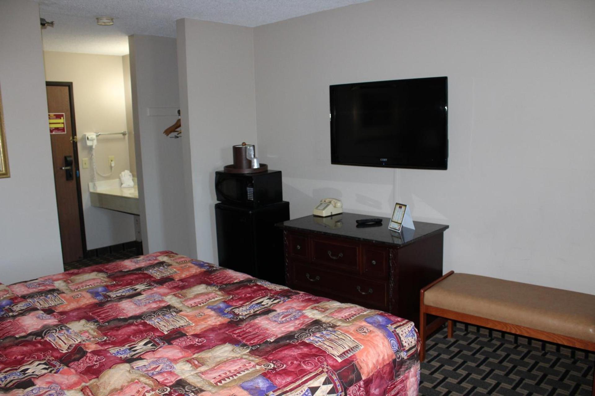 Coratel Inn and Suites Maple Grove photo 48