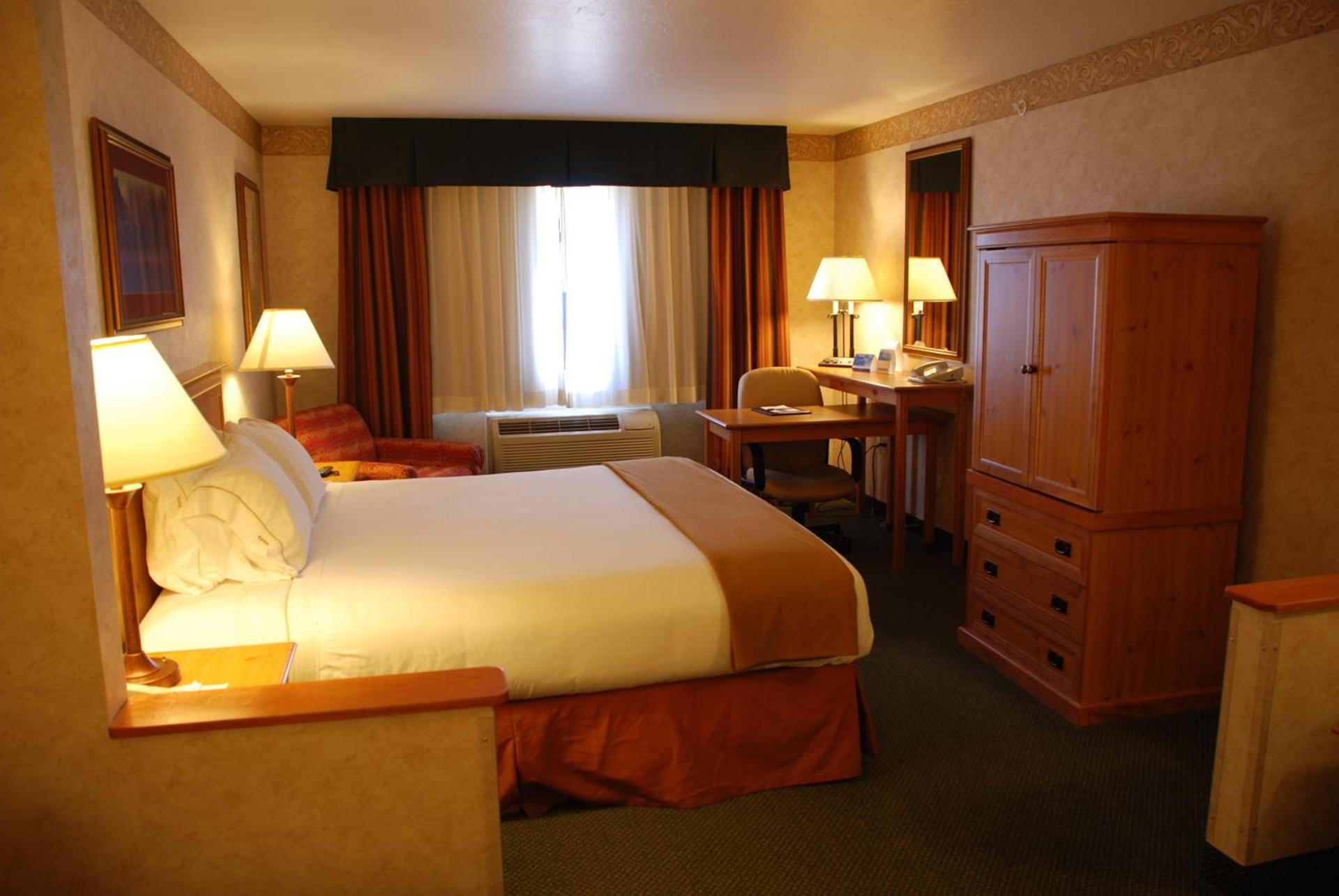 Holiday Inn Express Hotel & Suites Raton by IHG photo 3