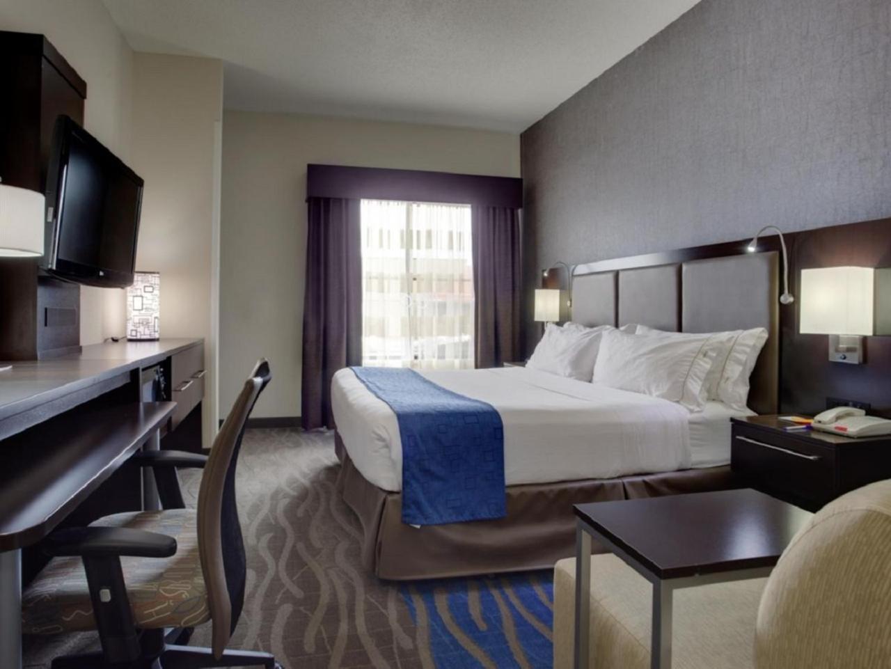 Holiday Inn Express Hotel & Suites Meadowlands Area by IHG photo 2