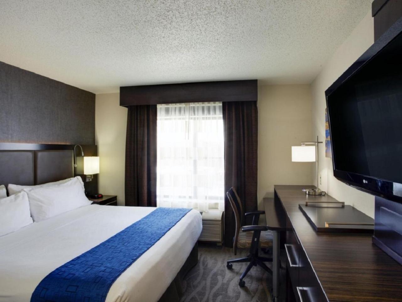 Holiday Inn Express Hotel & Suites Meadowlands Area by IHG photo 3