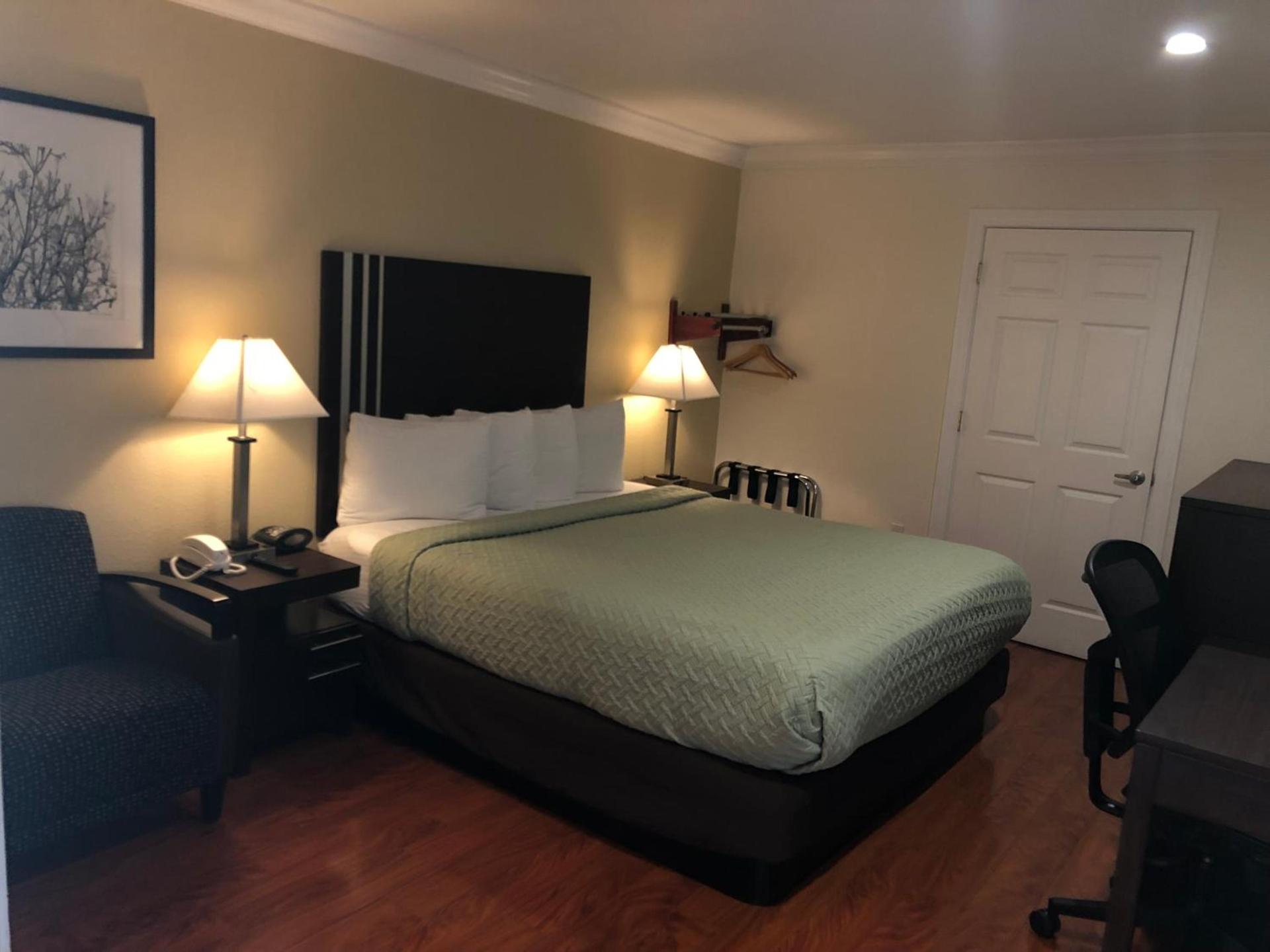 Lombard Plaza Motel photo 16