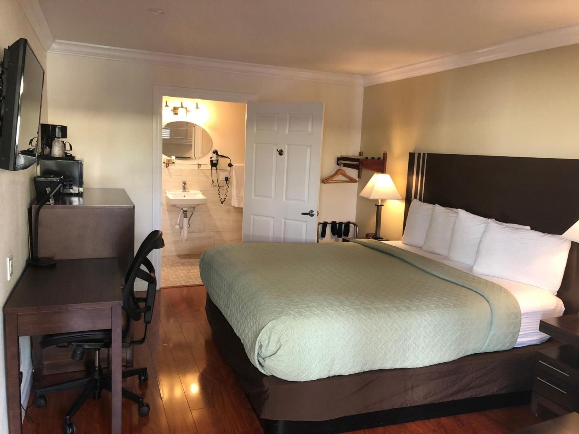 Lombard Plaza Motel photo 38