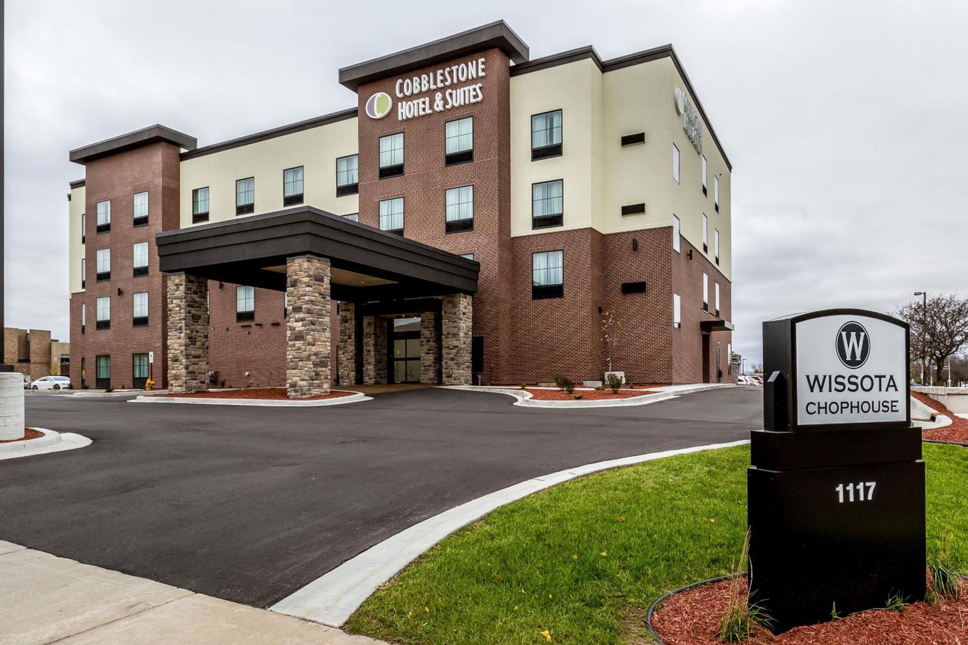 Cobblestone Hotel & Suites - Stevens Point photo 2