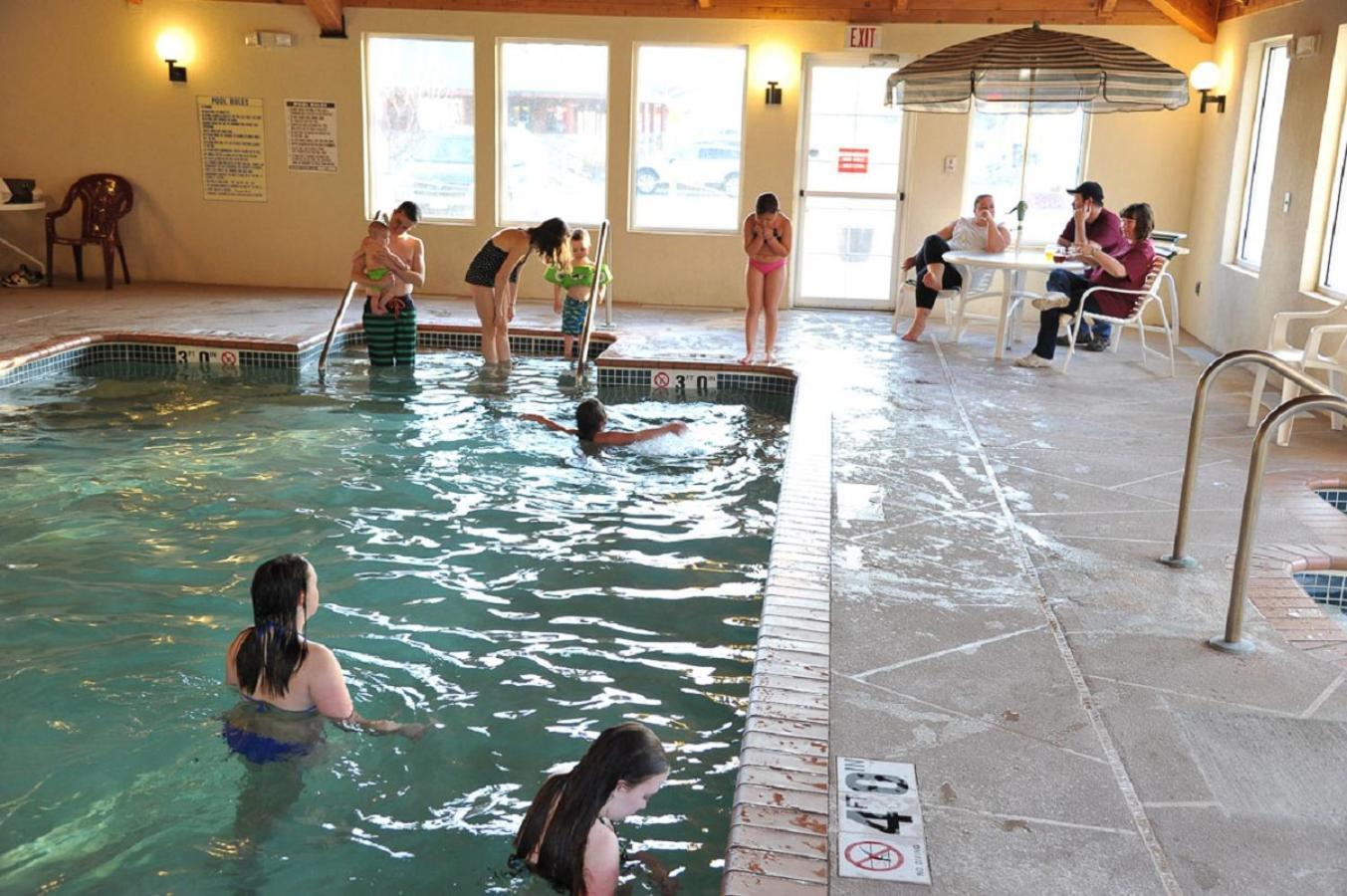 River Valley Inn & Suites photo 4