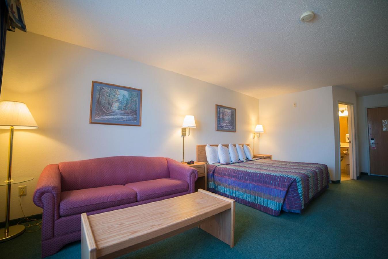 River Valley Inn & Suites photo 9