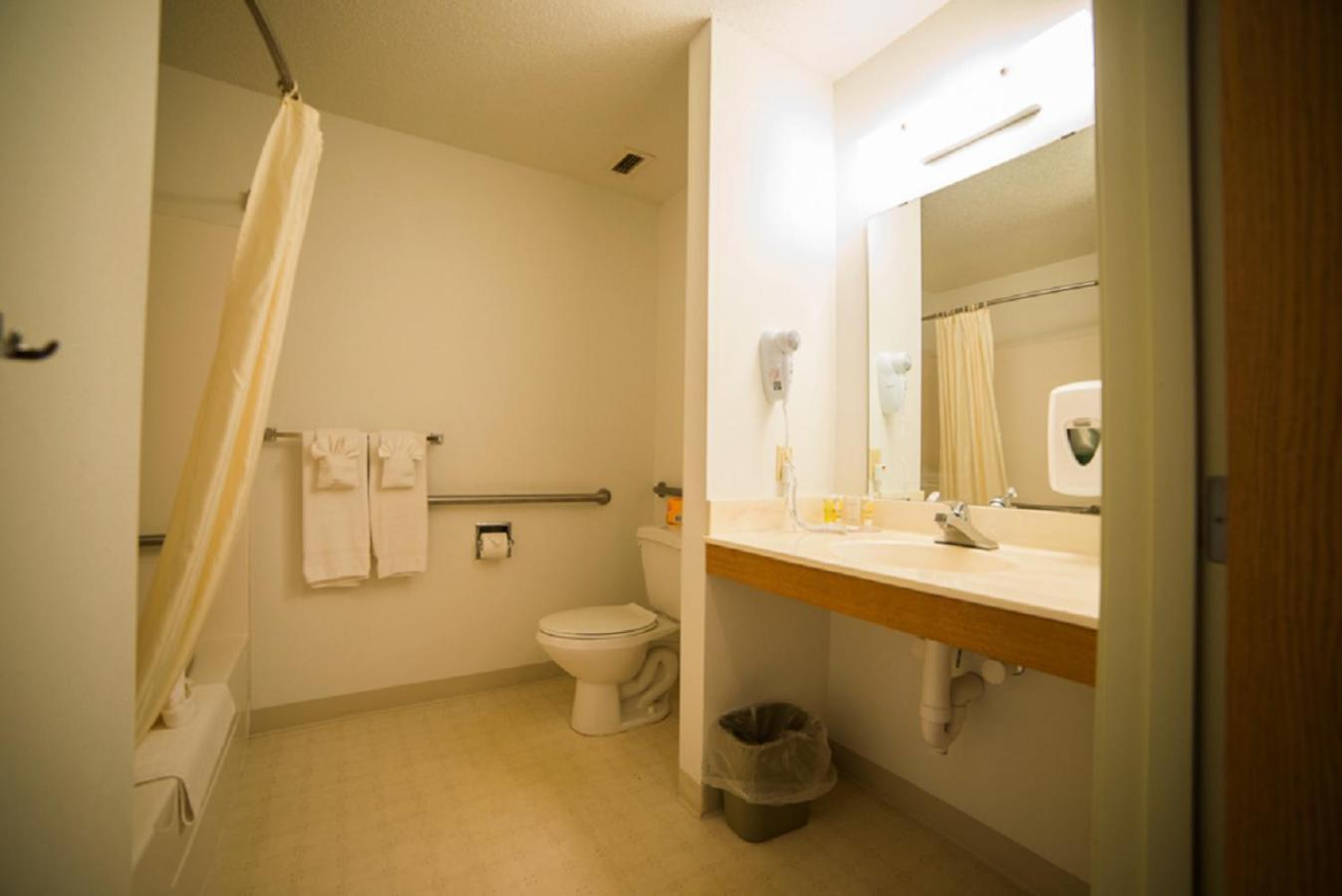River Valley Inn & Suites photo 14