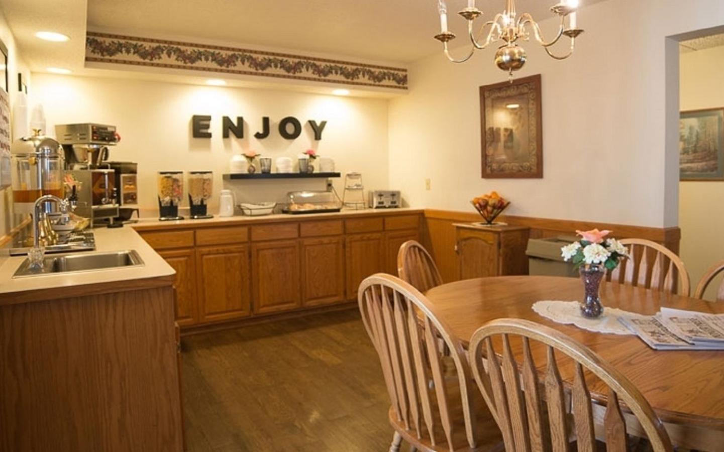 River Valley Inn & Suites photo 7