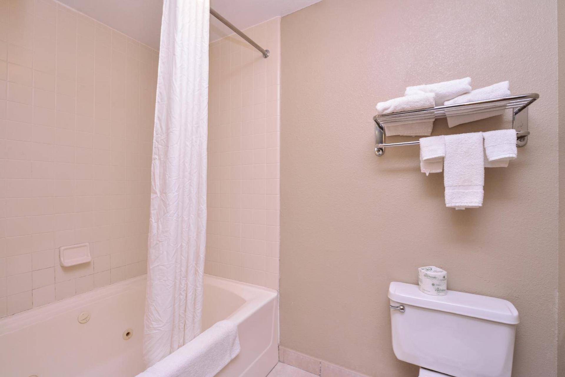Baymont by Wyndham Sioux Falls North,I-29,Russell St, Airport photo 37
