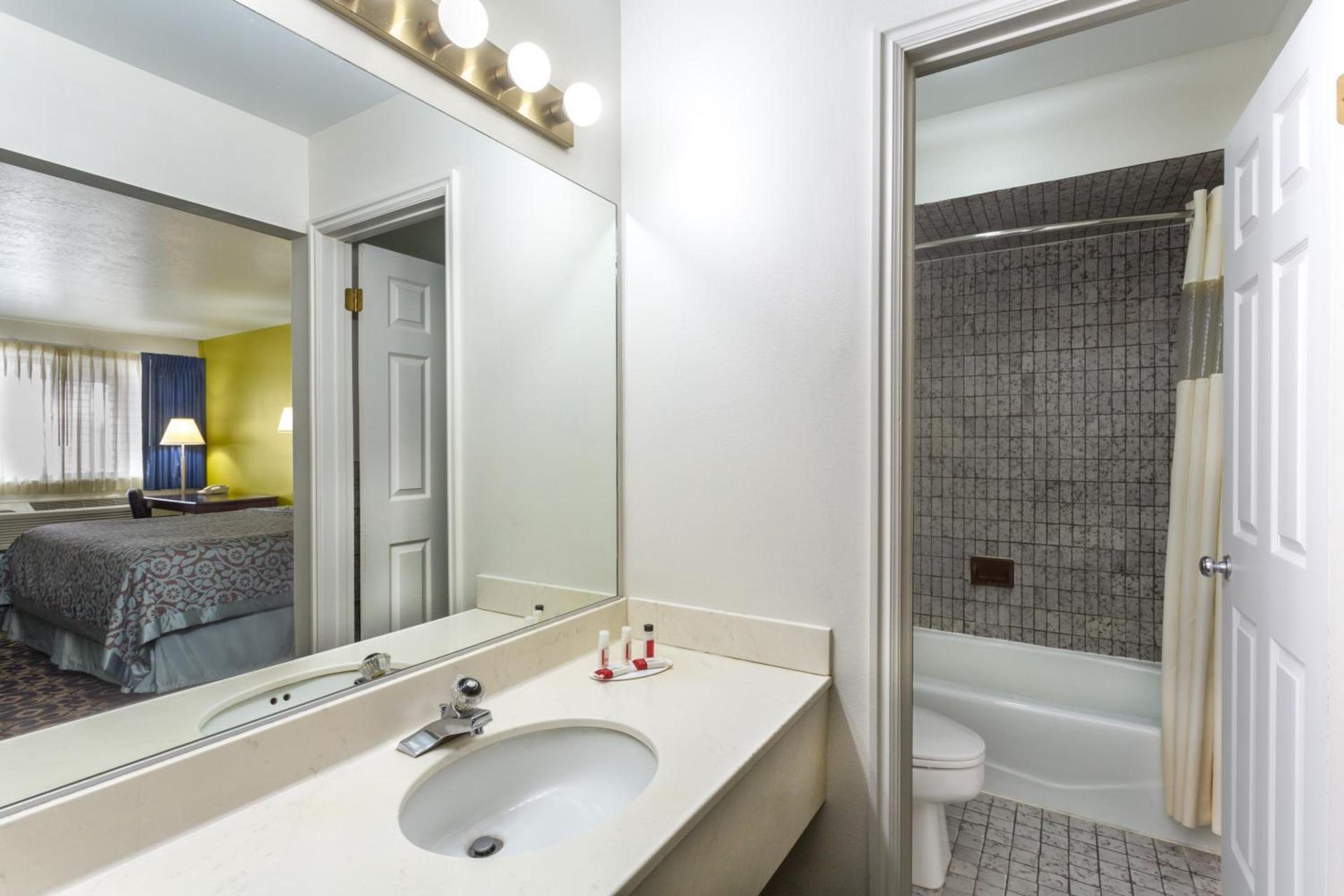 Days Inn by Wyndham Delta photo 38