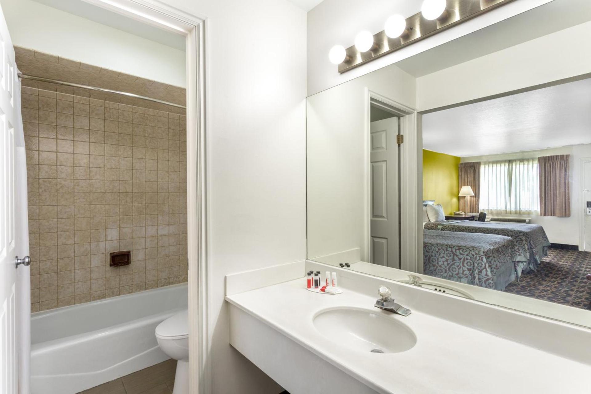 Days Inn by Wyndham Delta photo 37