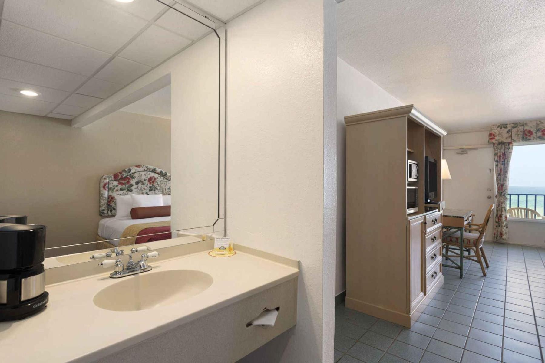 Days Inn by Wyndham Panama City Beach Beachfront Resort photo 57