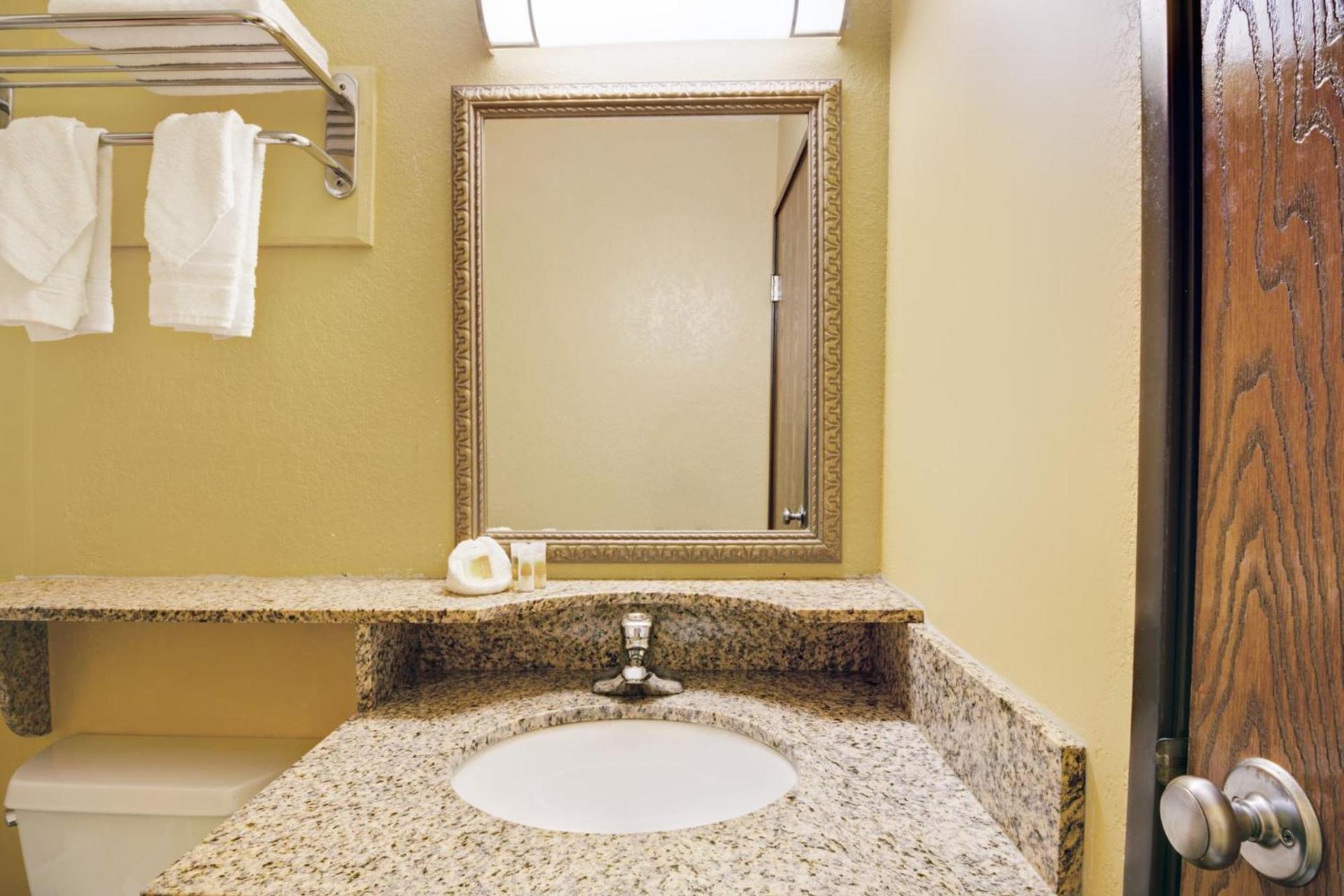 Days Inn by Wyndham Torrington photo 18