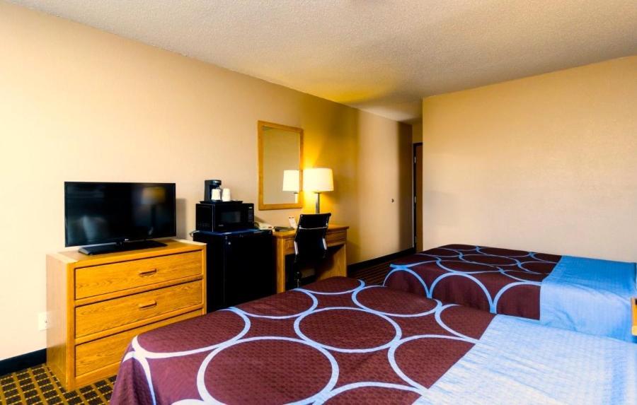 Super 8 by Wyndham Burlington photo 8