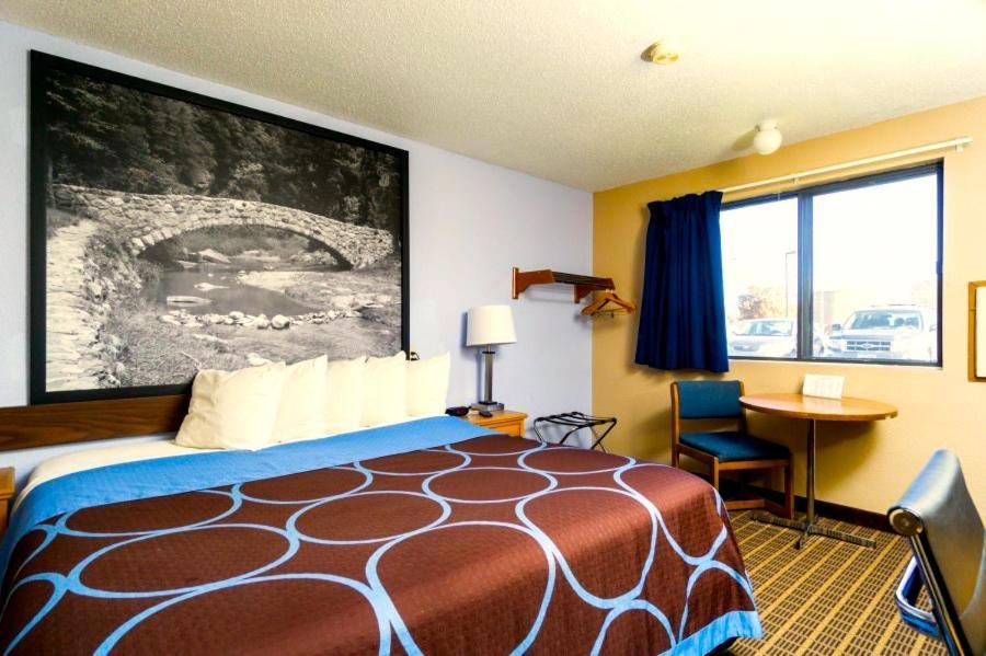 Super 8 by Wyndham Burlington photo 9