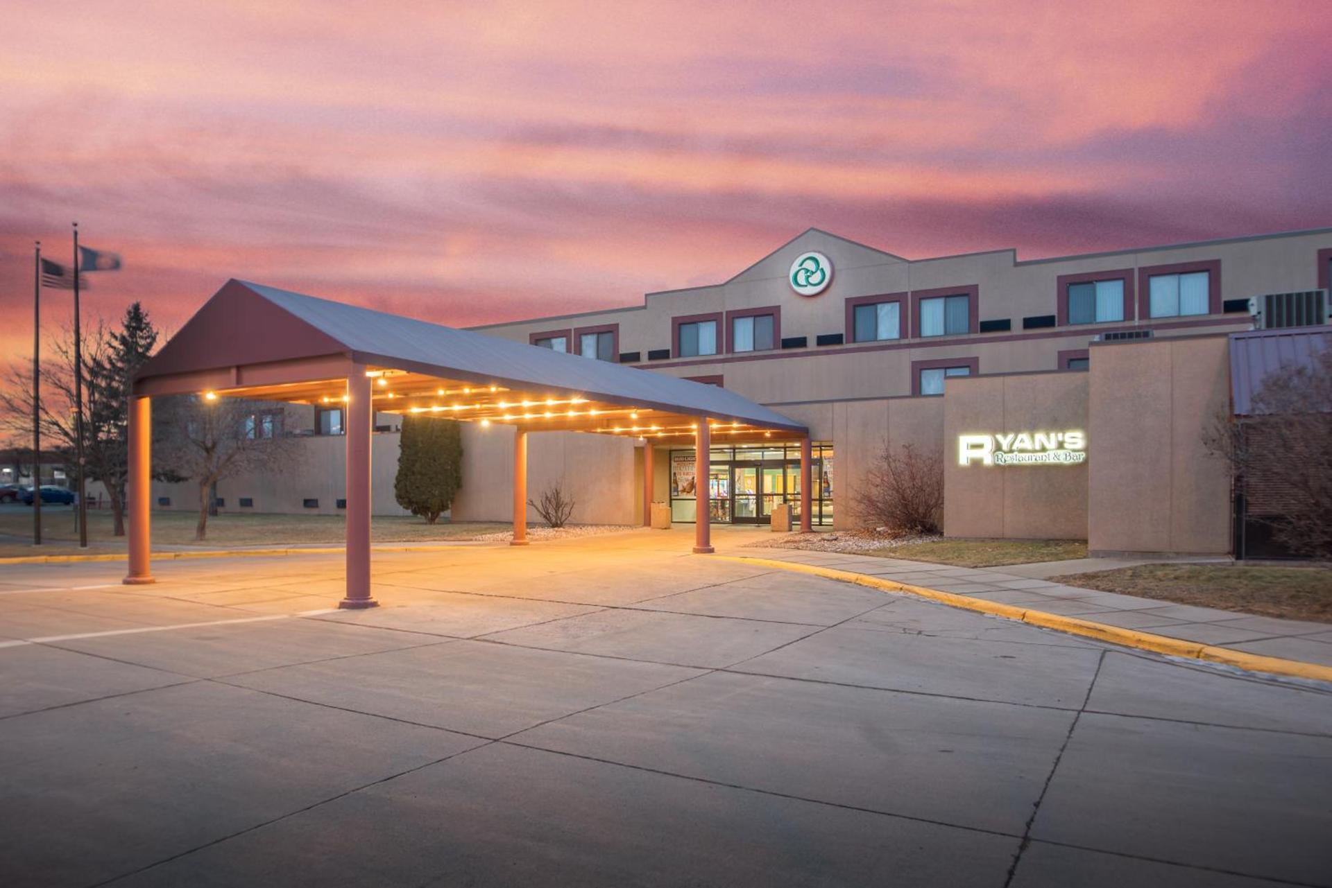 Crossroads Hotel and Huron Event Center — hotel in Huron