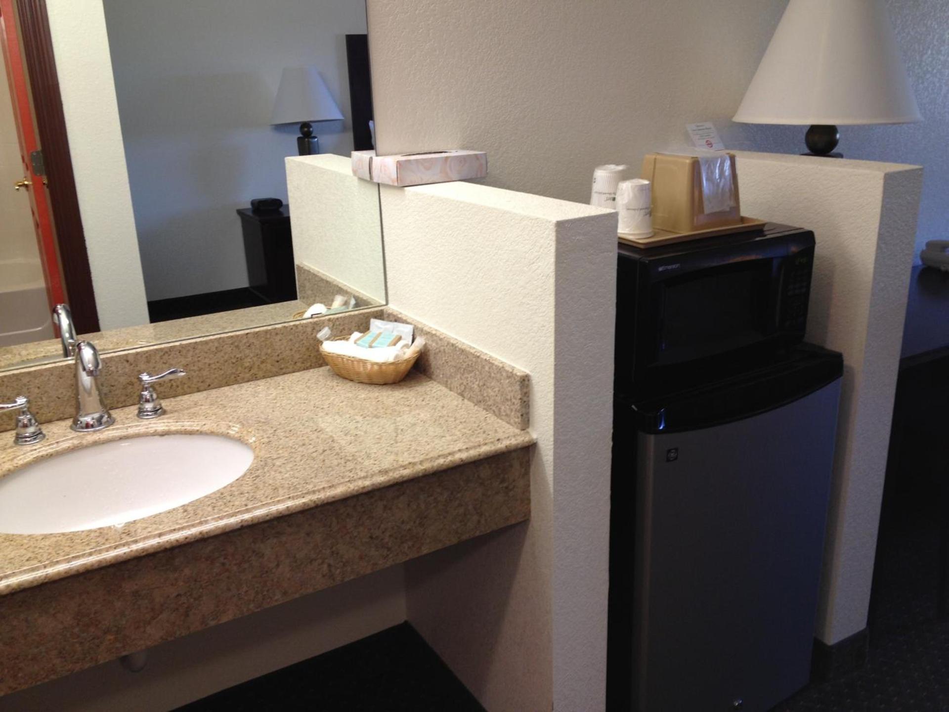 Howard Johnson by Wyndham Lubbock TX photo 4