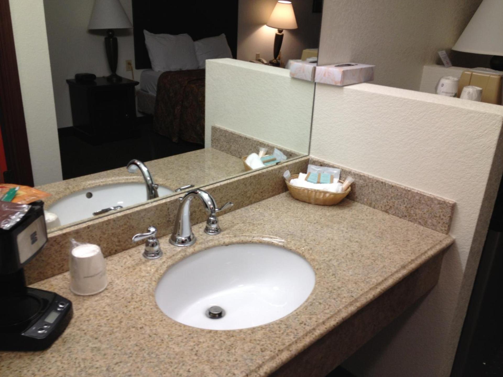 Howard Johnson by Wyndham Lubbock TX photo 12