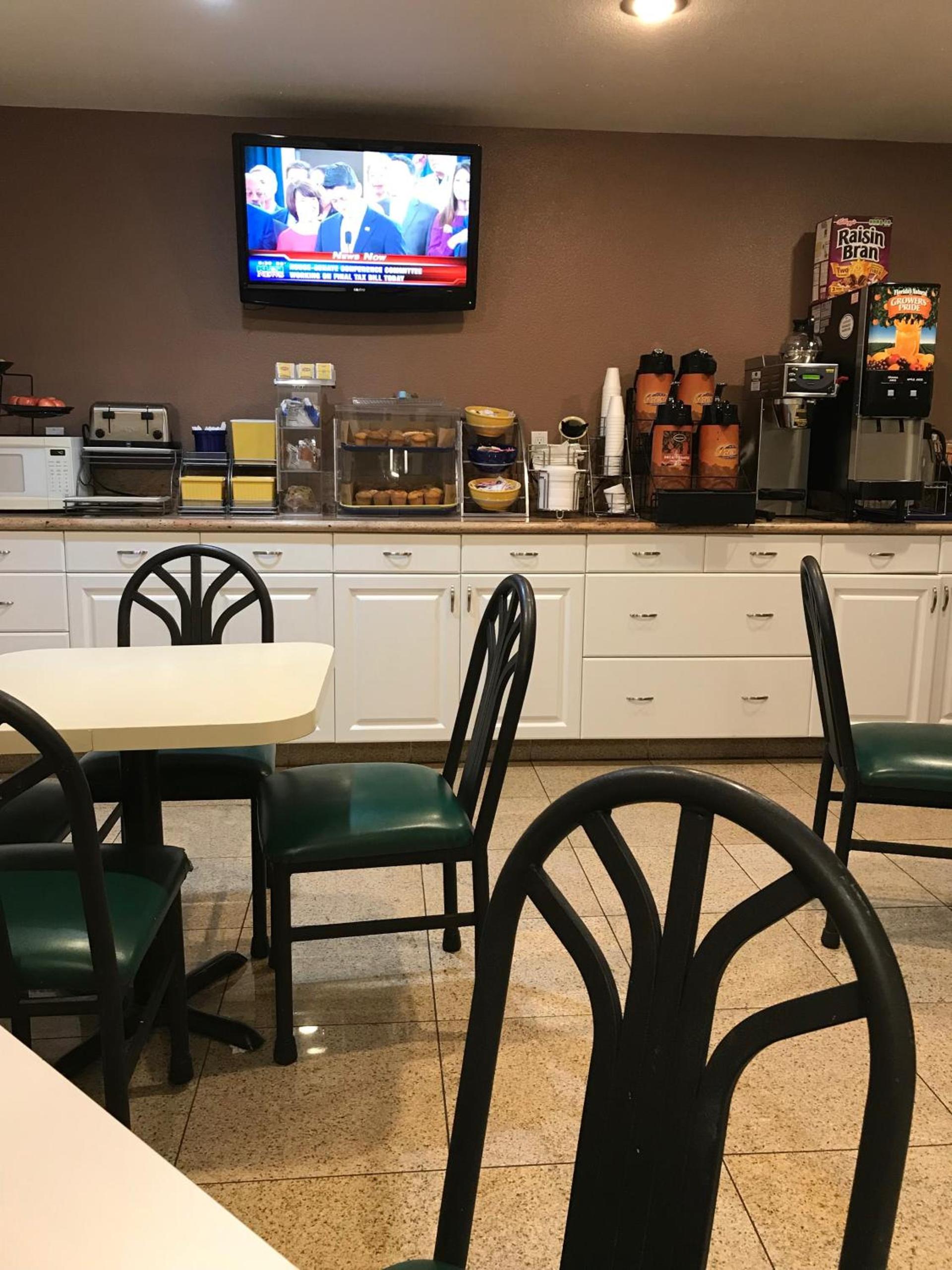 Days Inn by Wyndham Oceanside photo 32
