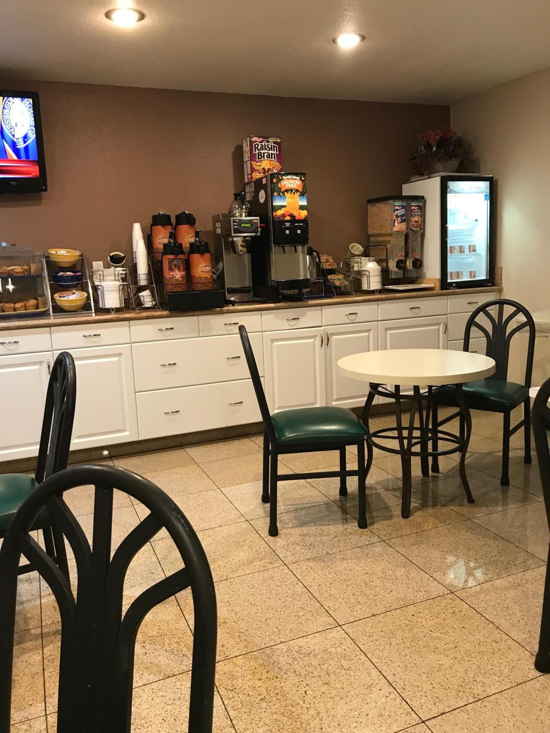 Days Inn by Wyndham Oceanside photo 28