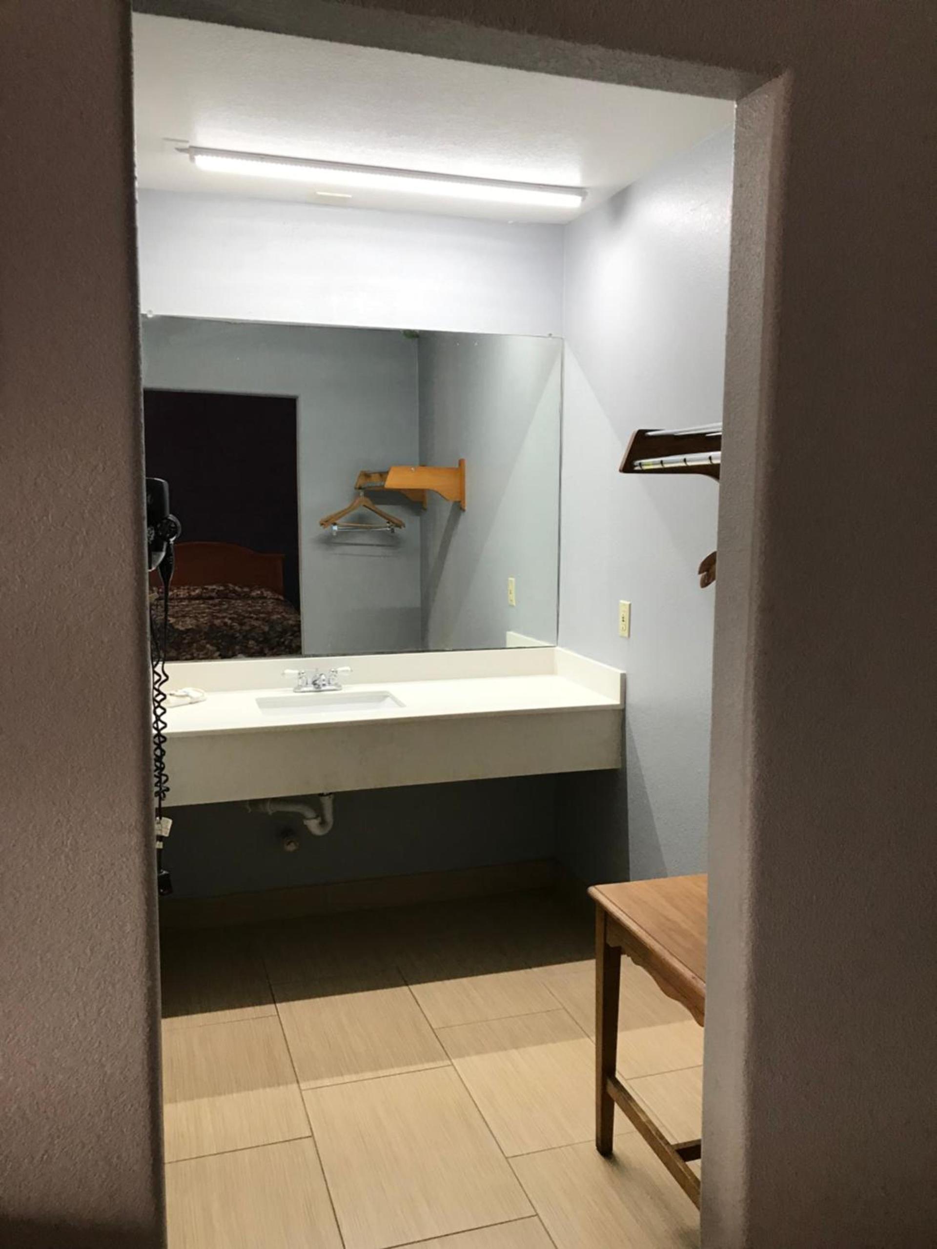 Texas Inn McAllen Airport photo 9