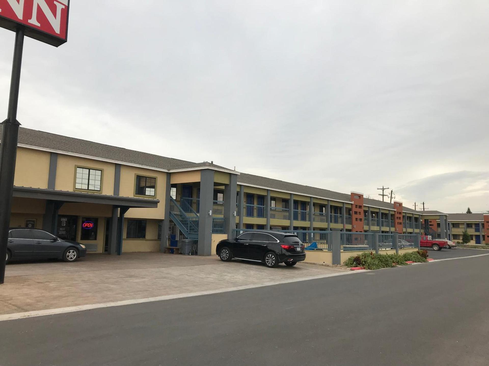 Texas Inn McAllen Airport photo 12