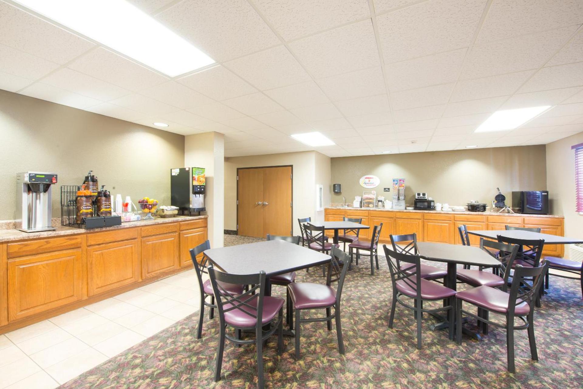 Super 8 by Wyndham Iola KS photo 23