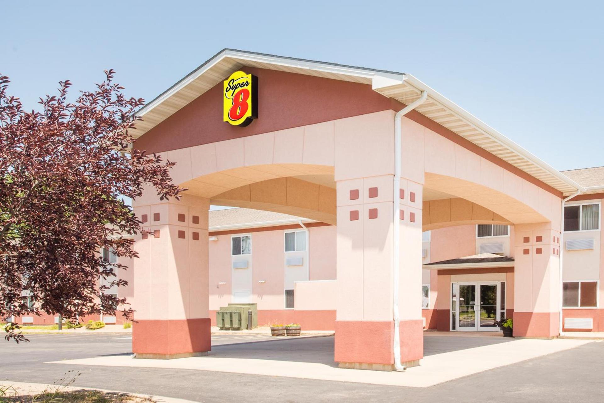 Super 8 by Wyndham Iola KS photo 1