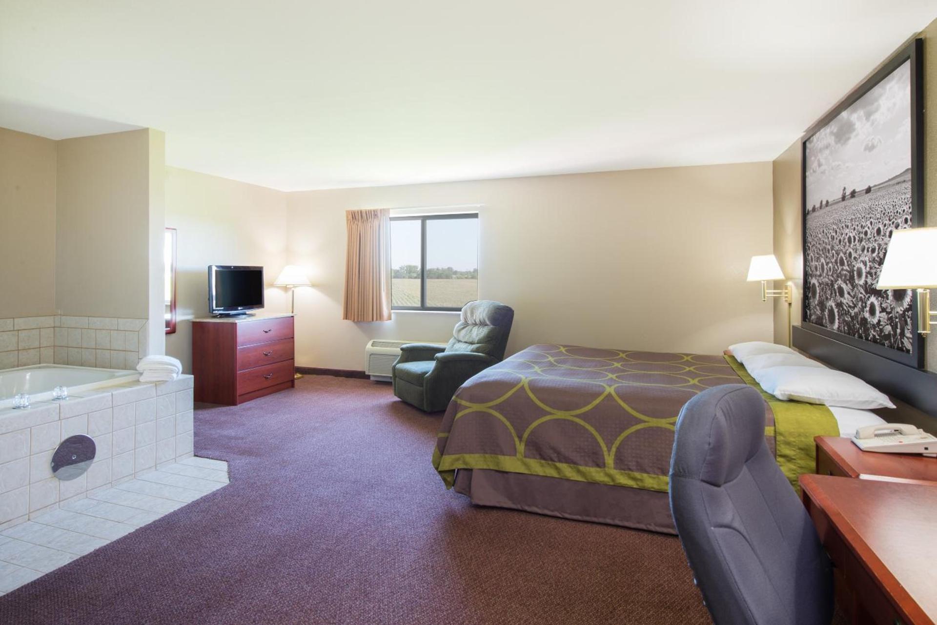 Super 8 by Wyndham Iola KS photo 13