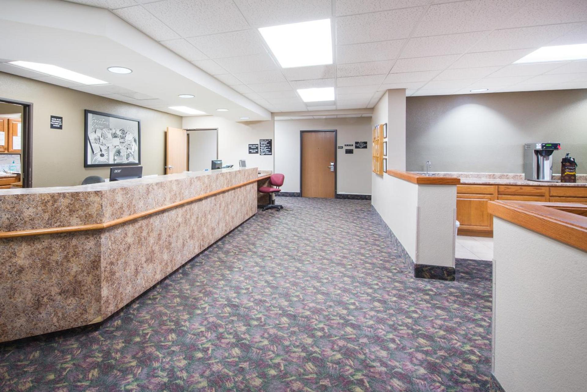 Super 8 by Wyndham Iola KS photo 15