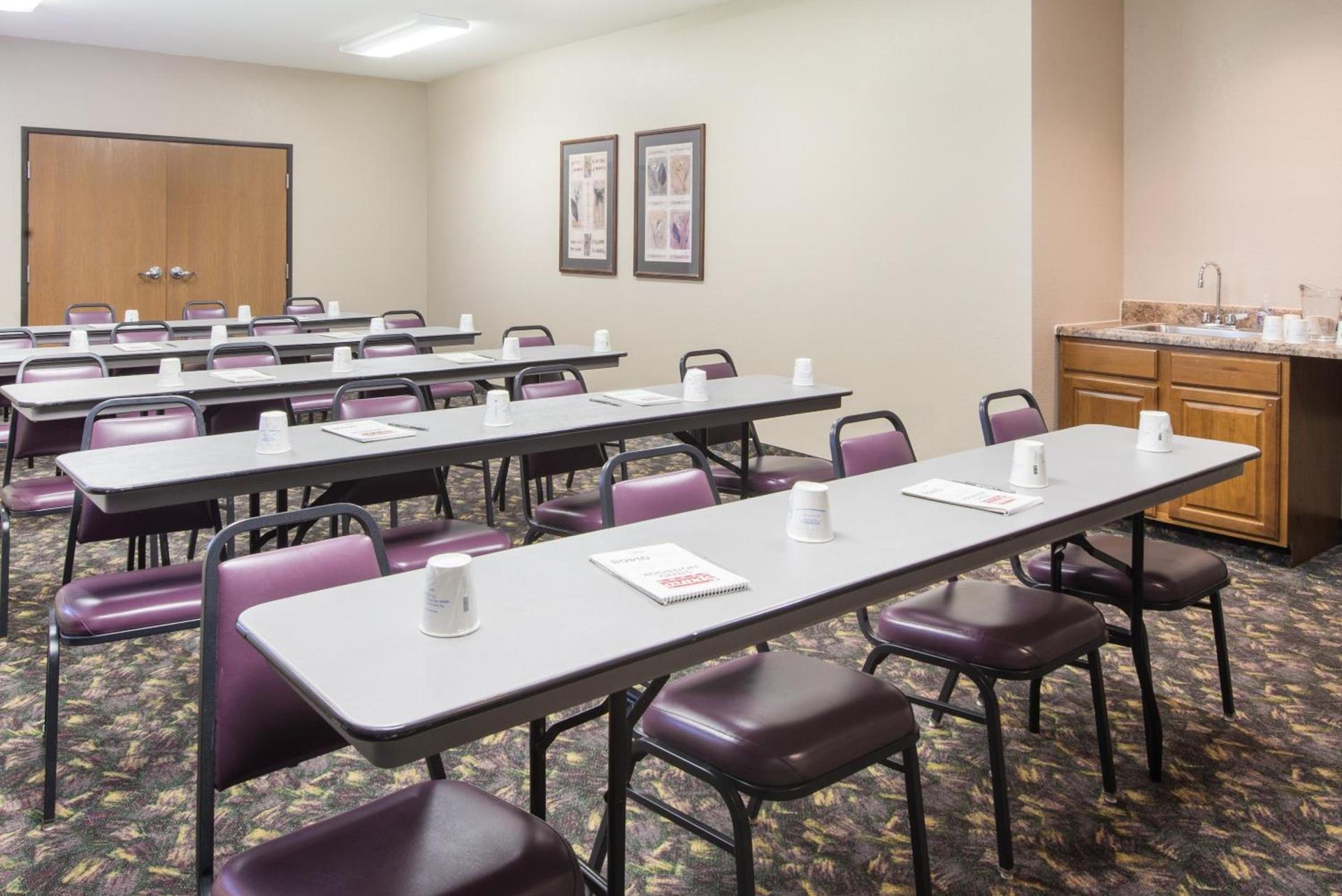 Super 8 by Wyndham Iola KS photo 14