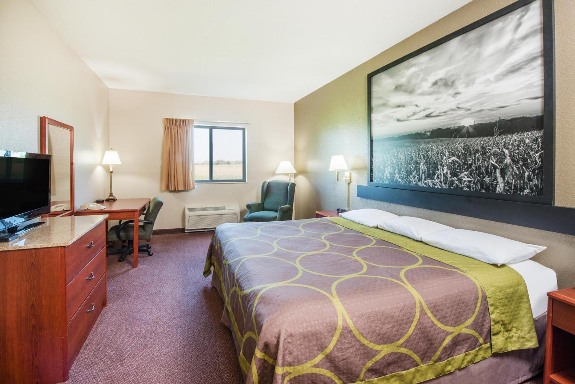 Super 8 by Wyndham Iola KS photo 12