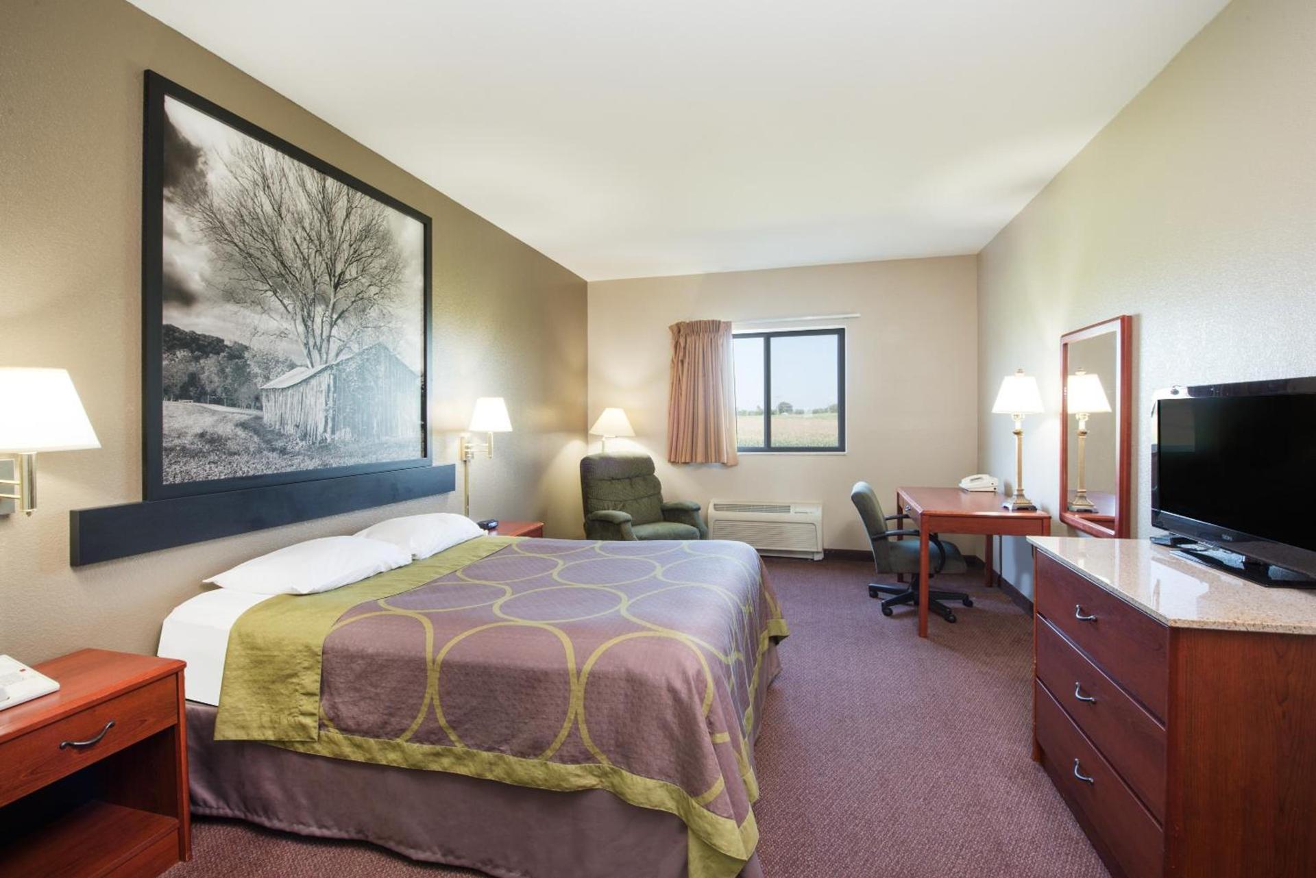 Super 8 by Wyndham Iola KS photo 11