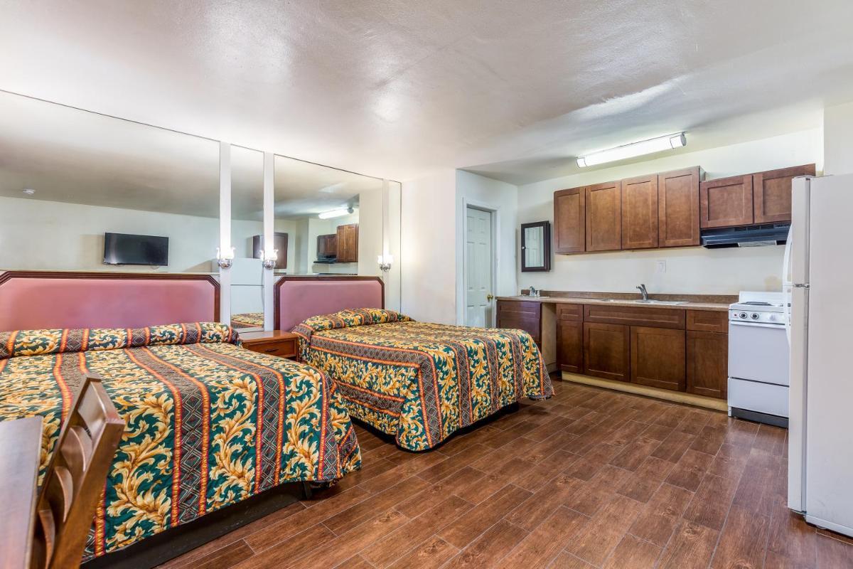 Colonial Pool & Spa Motel photo 11