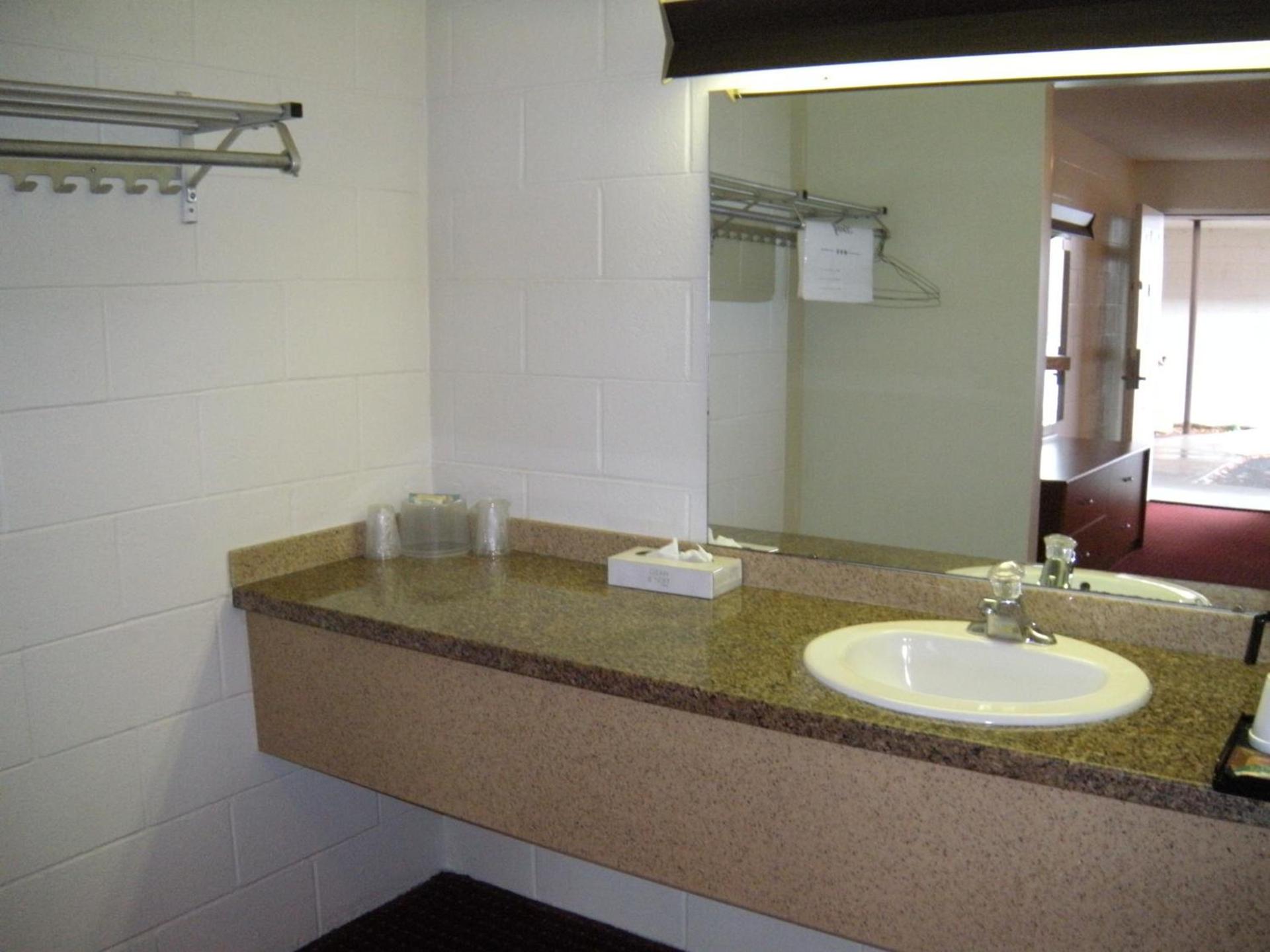 Motel West photo 24